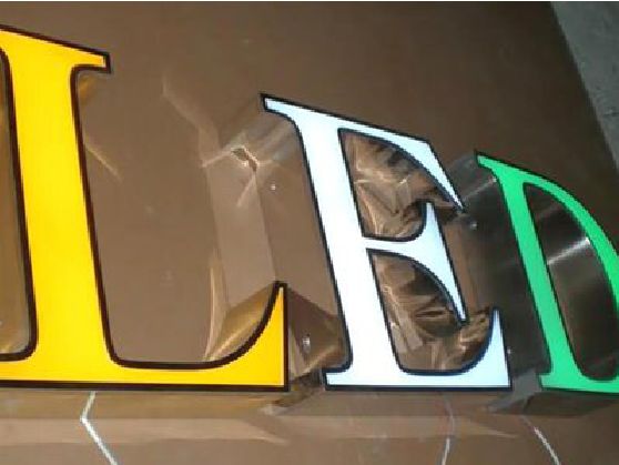 德钦介绍LED招牌的基础知识。